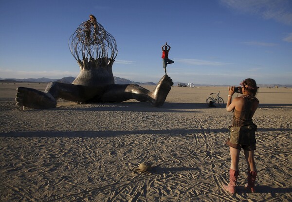 Ντέκα, αμμοθύελλες και πυροτεχνήματα: To φετινό Βurning Man μέσα από 35 φωτογραφίες