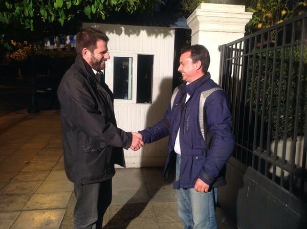 Λίγο πριν τις εκλογές, δύο πολιτικοί συντάκτες κάνουν κάτι ξεκαρδιστικό
