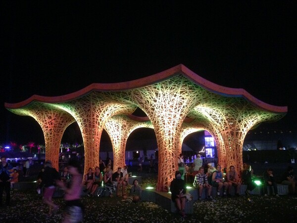 To εντυπωσιακό μανιτάρι του φεστιβάλ Coachella από πεπιεσμένο χαρτί