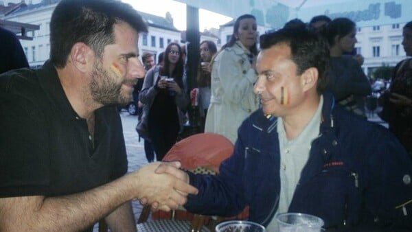 Λίγο πριν τις εκλογές, δύο πολιτικοί συντάκτες κάνουν κάτι ξεκαρδιστικό