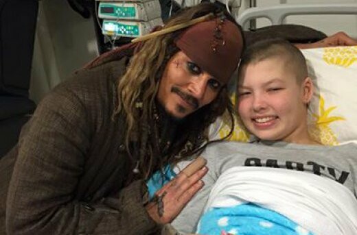 O Jonnhy Depp ντύνεται Jack Sparrow και επισκέπτεται ένα παιδικό νοσοκομείο