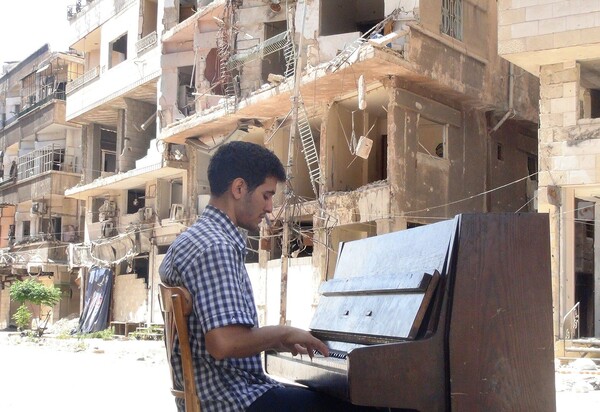 Ayham al-Ahmed, ο παλαιστίνιος πιανίστας με το κινητό πιάνο