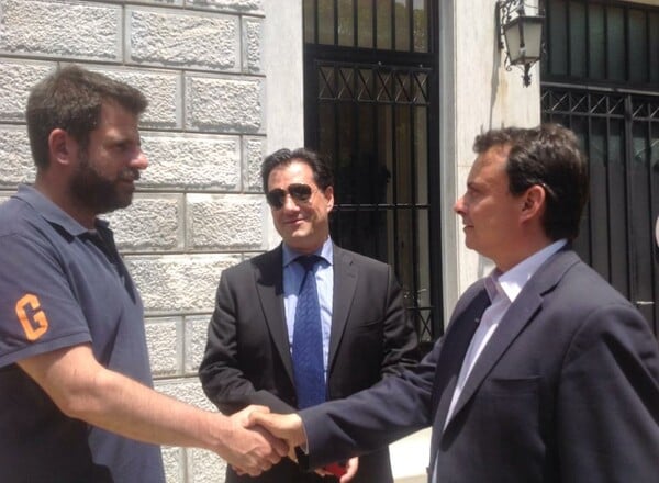 Λίγο πριν τις εκλογές, δύο πολιτικοί συντάκτες κάνουν κάτι ξεκαρδιστικό