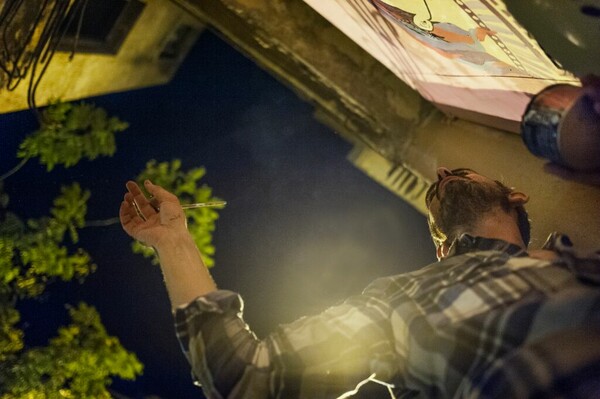 Ο Αθηναίος street artist που συνεργάστηκε με τους Arctic Monkeys βάφει με τους φίλους του την πόλη