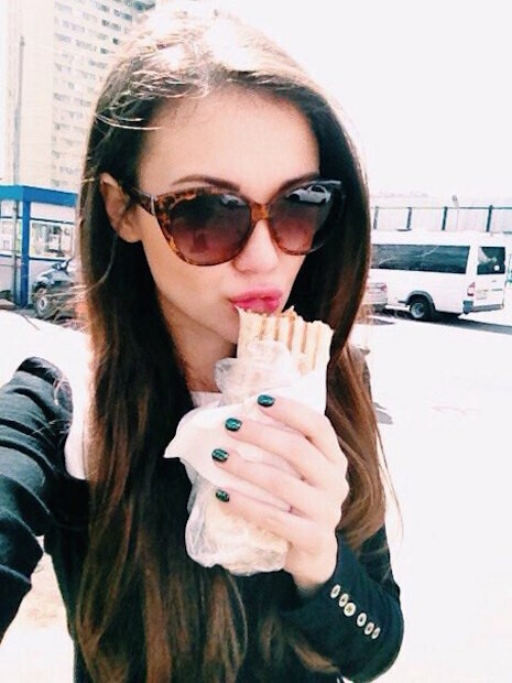 Όμορφα κορίτσια που τρώνε ντόνερ κεμπάμπ είναι το νέο τρεντ στην Ρωσία