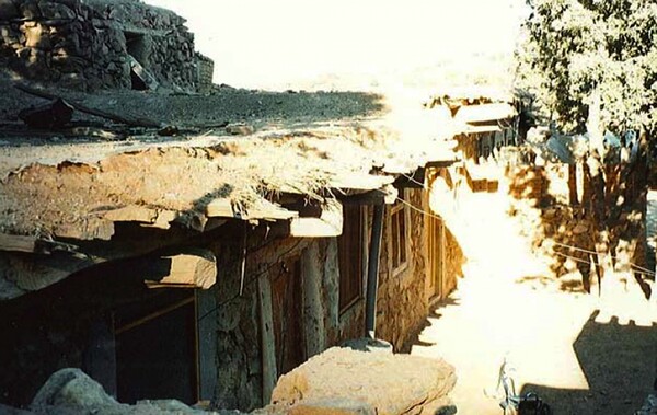 Σπάνιες εικόνες-ντοκουμέντα από το καταφύγιο του Οσάμα Μπιν Λάντεν, το 1996