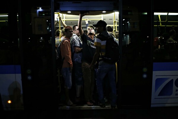 Η έλευση των προσφύγων απ' την Κω στην Αθήνα, μέσα από 19 φωτογραφίες