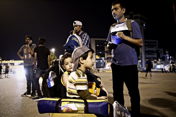 Η έλευση των προσφύγων απ' την Κω στην Αθήνα, μέσα από 19 φωτογραφίες
