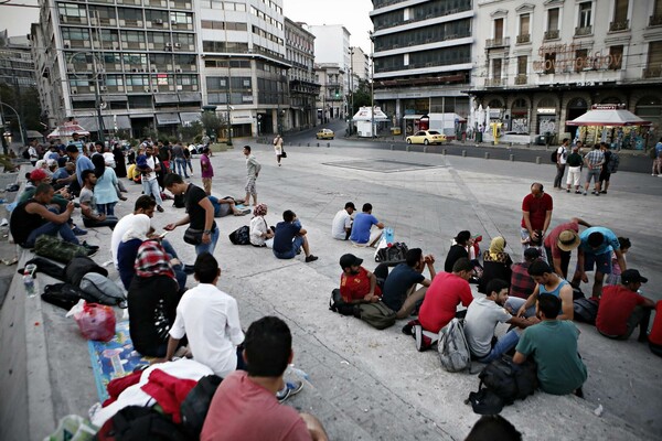 Η έλευση των προσφύγων απ' την Κω στην Αθήνα, μέσα από 19 φωτογραφίες