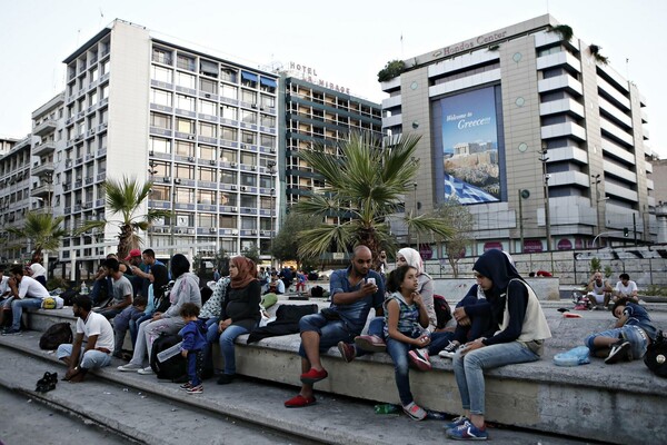 Η έλευση των προσφύγων απ' την Κω στην Αθήνα, μέσα από 19 φωτογραφίες