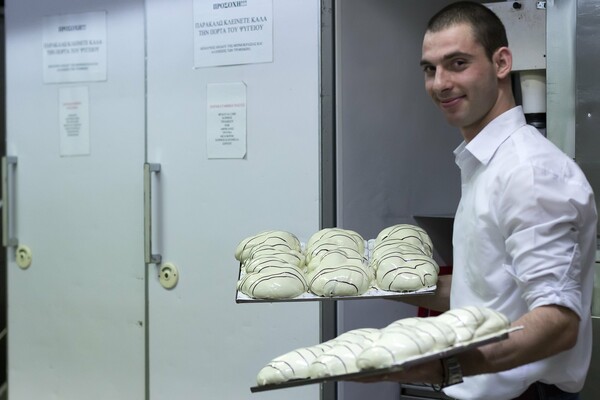 Μπήκαμε στο εργαστήριο των πιο διάσημων τσουρεκιών της Ελλάδας