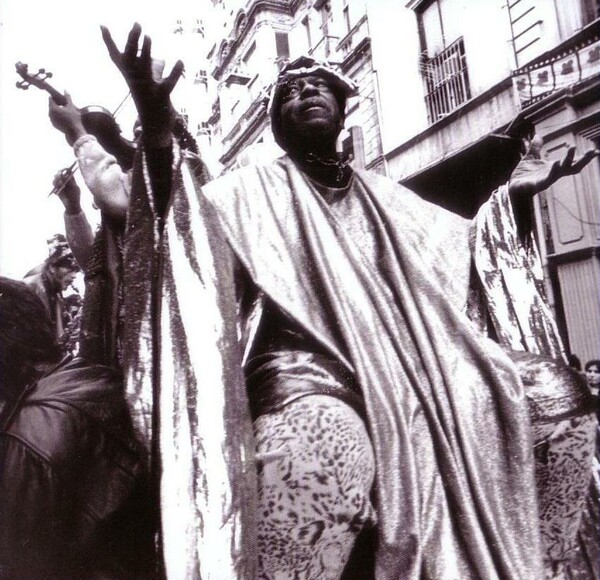 H Sun Ra Arkestra, η μεγάλη ορχήστρα του τζαζ μύστη Sun Ra, είναι πάντα ζωντανή
