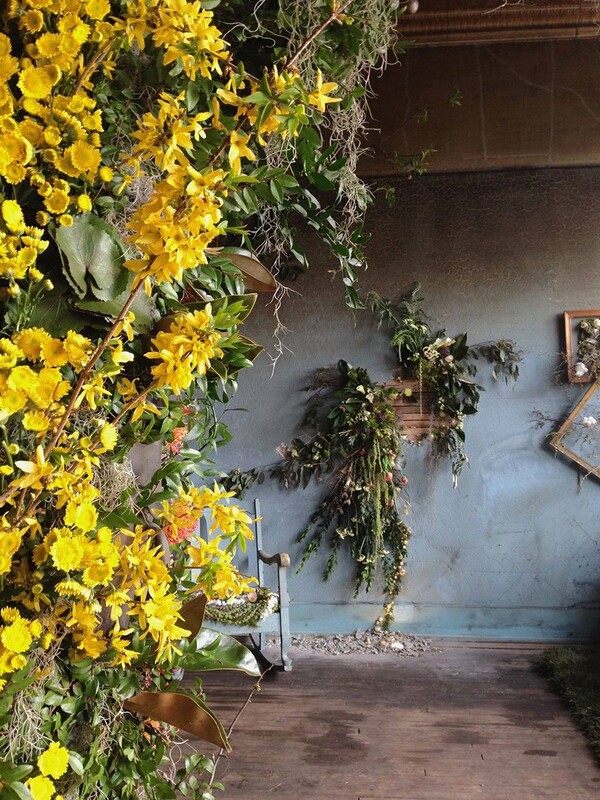 Ένα εγκαταλελειμμένο σπίτι γεμάτο λουλούδια