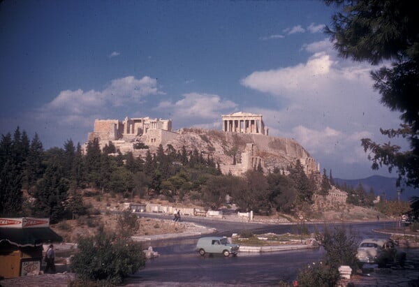 100 πολύτιμες και συγκινητικές φωτογραφίες από μια ανέμελη εκδρομή στην Ελλάδα του 1961