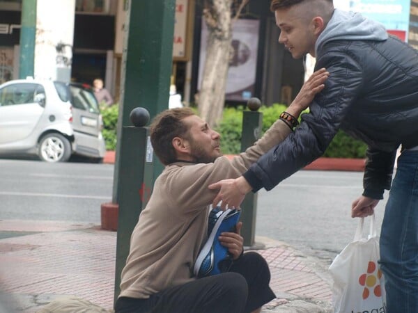 Συνέβη χθες στην Πανεπιστημίου - οι τέσσερις φωτογραφίες με τον άγνωστο που αγόρασε παπούτσια σε άστεγο