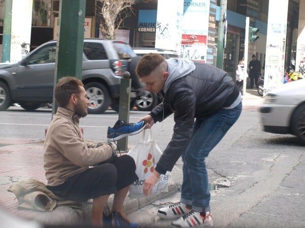 Συνέβη χθες στην Πανεπιστημίου - οι τέσσερις φωτογραφίες με τον άγνωστο που αγόρασε παπούτσια σε άστεγο