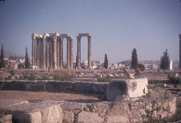 100 πολύτιμες και συγκινητικές φωτογραφίες από μια ανέμελη εκδρομή στην Ελλάδα του 1961