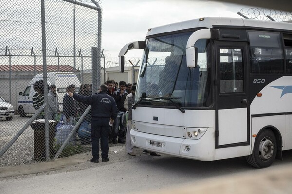 15 φωτογραφίες απ' το ταξίδι των αποφυλακισμένων μεταναστών με προορισμό το κέντρο της Αθήνας 