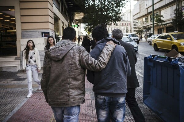 15 φωτογραφίες απ' το ταξίδι των αποφυλακισμένων μεταναστών με προορισμό το κέντρο της Αθήνας 