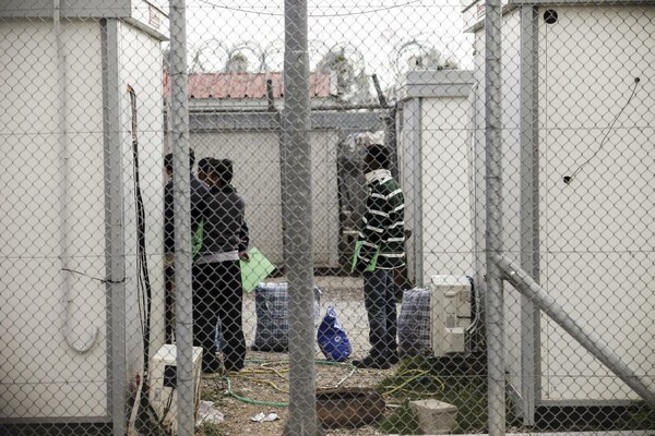 15 φωτογραφίες απ' το ταξίδι των αποφυλακισμένων μεταναστών με προορισμό το κέντρο της Αθήνας 