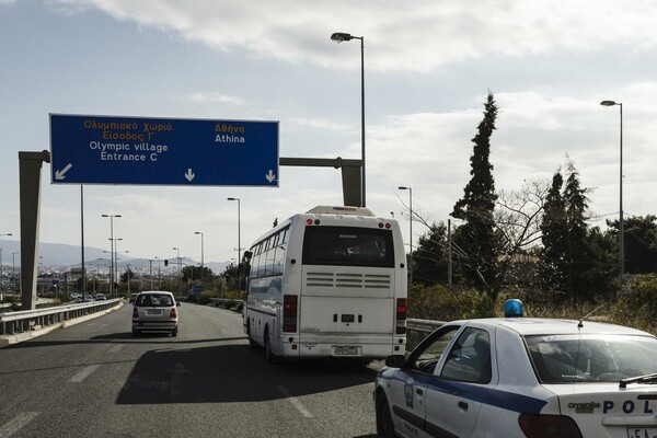 15 φωτογραφίες απ' το ταξίδι των αποφυλακισμένων μεταναστών με προορισμό το κέντρο της Αθήνας 