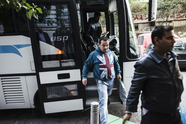 15 φωτογραφίες απ' το ταξίδι των αποφυλακισμένων μεταναστών με προορισμό το κέντρο της Αθήνας 
