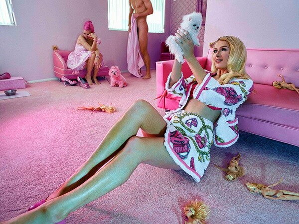 Η Πάρις Χίλτον φωτογραφίζεται ως 90s Barbie girl