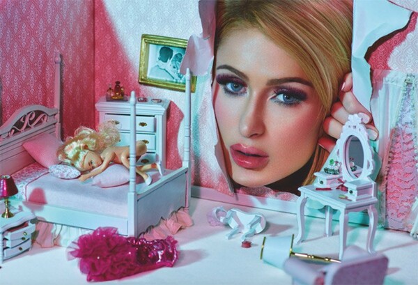 Η Πάρις Χίλτον φωτογραφίζεται ως 90s Barbie girl