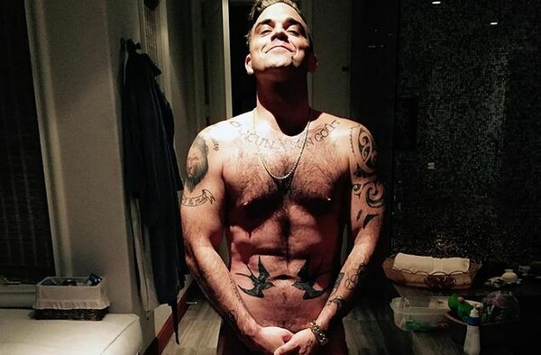 Ο Robbie Williams έχει γενέθλια και ανεβάζει γυμνές φωτογραφίες του στο Facebook