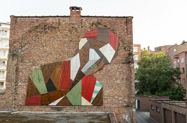  Τεράστια murals φτιαγμένα από παλιές ξύλινες πόρτες