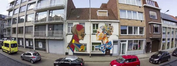  Τεράστια murals φτιαγμένα από παλιές ξύλινες πόρτες