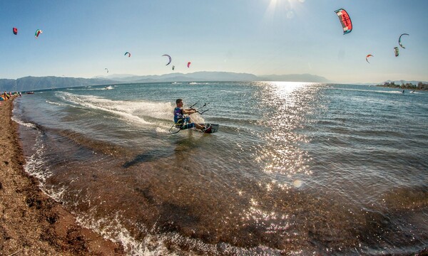 40 φωτογραφίες από το φετινό Φεστιβάλ Kite & Wind Surf σε ένα μικρό ψαροχώρι, έξω απ΄τη Λαμία