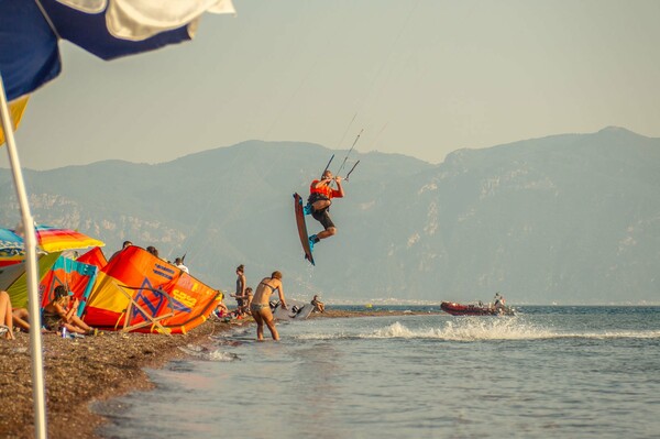 40 φωτογραφίες από το φετινό Φεστιβάλ Kite & Wind Surf σε ένα μικρό ψαροχώρι, έξω απ΄τη Λαμία