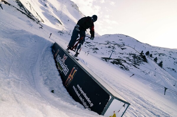 Ο Σταύρος Νταβαρινός ξέρει τα πάντα για το ski bike