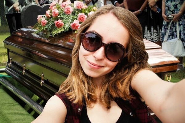 Τώρα: Selfies και σε κηδείες
