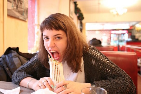 Όμορφα κορίτσια που τρώνε ντόνερ κεμπάμπ είναι το νέο τρεντ στην Ρωσία