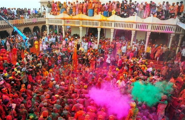 20 φωτογραφίες από την θεαματική Γιορτή Χρωμάτων στην Ινδία