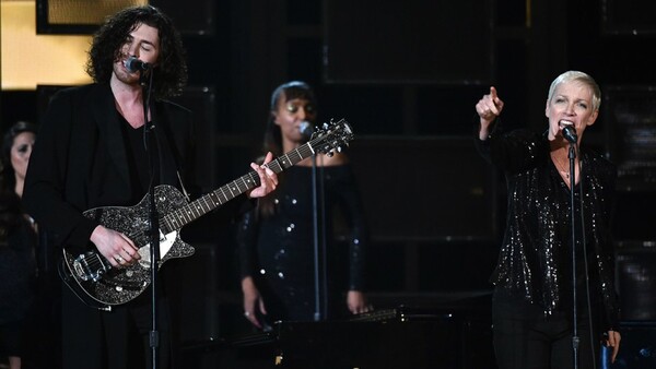 H Annie Lennox και o Hozier να τραγουδούν μαζί είναι μάλλον η καλύτερη στιγμή των Grammys