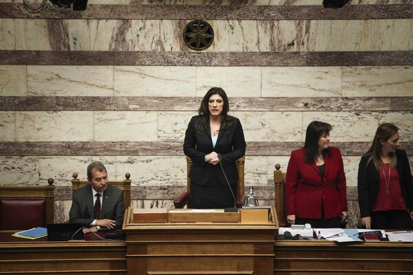 13 φωτογραφίες απ' την ψηφοφορία που ανέδειξε την Ζωή Κωνσταντοπούλου Πρόεδρο της Βουλής