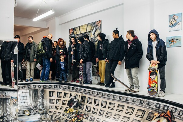 Τι δουλειά έχει μία ολόκληρη ράμπα του skate μέσα σε μία γκαλερί;