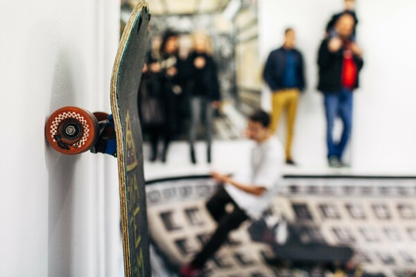 Τι δουλειά έχει μία ολόκληρη ράμπα του skate μέσα σε μία γκαλερί;