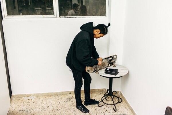 Τι δουλειά έχει μία ολόκληρη ράμπα του skate μέσα σε μία γκαλερί;