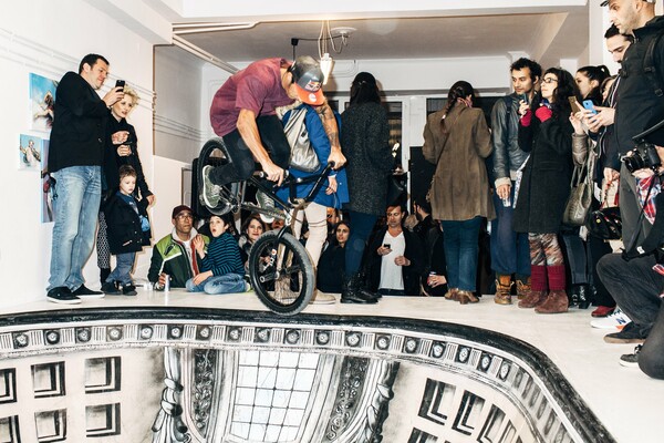 Τι δουλειά έχει μία ολόκληρη ράμπα του skate μέσα σε μία γκαλερί;