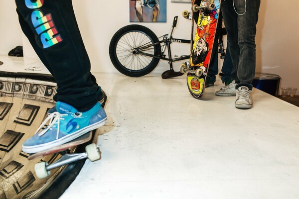 Τι δουλειά έχει μία ολόκληρη ράμπα του skate μέσα σε μία γκαλερί;
