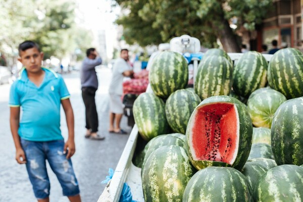 Συνομιλώντας με έναν πλανόδιο πωλητή καρπουζιών