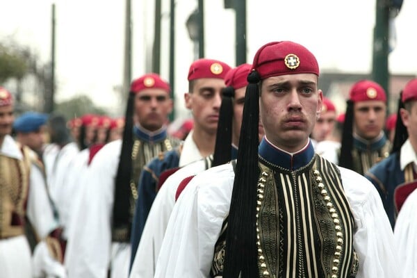 Η νέου τύπου (βροχερή) παρέλαση στο Σύνταγμα