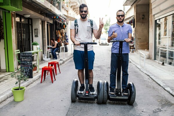 Δεν είναι πατίνι, δεν είναι όρθιο ποδήλατο, είναι το Segway - και γυρνάμε την Αθήνα