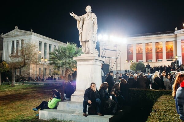 Χθες το βράδυ στα Προπύλαια - Ήμασταν εκεί μέχρι αργά τη νύχτα