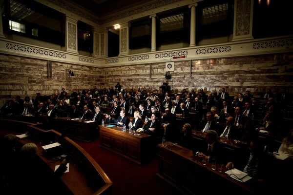 14 φωτογραφίες απ' την (αποδεκατισμένη πλέον) κοινοβουλευτική ομάδα της ΝΔ