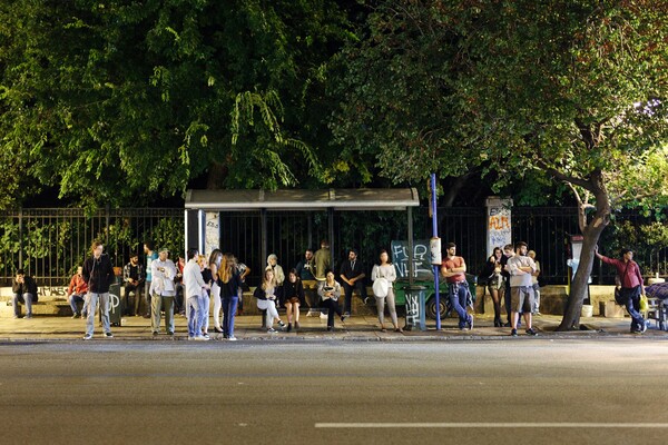 Κρυφακούγοντας τους ξενύχτηδες στα after hours δρομολόγια της Αθήνας